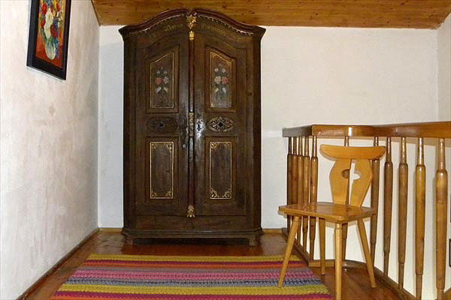 alter Bauernschrank