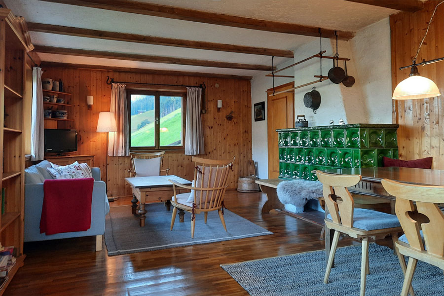 Wohnzimmer mit Kachelofen