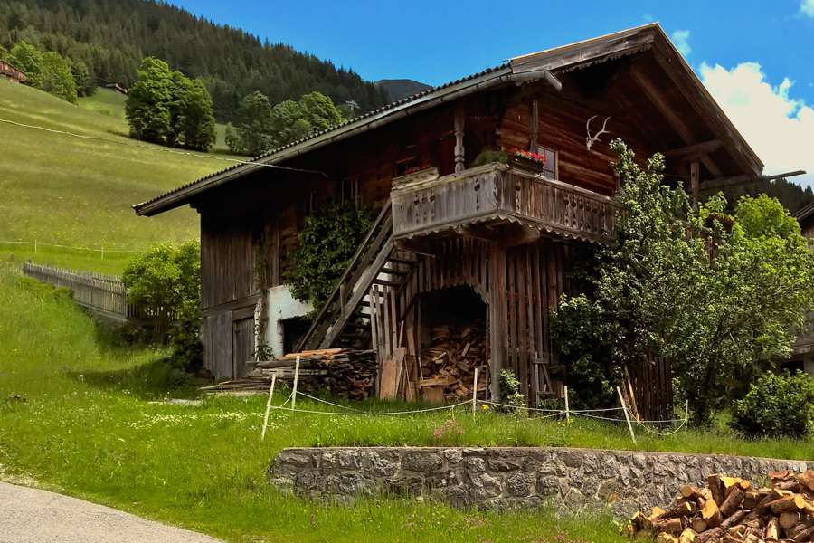 Altes Bauernhaus am mittleren Höhenweg
